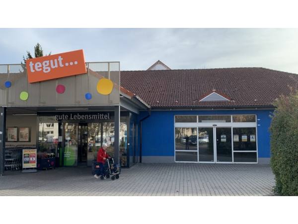 Getränkemarkteingang neben tegut